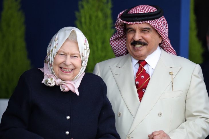الغارديان: استياء في بريطانيا بعد لقاء الملكة بعاهل البحرين