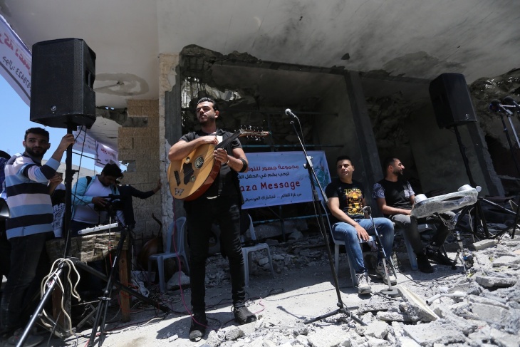 تزامنا مع &quot;اليوروفيجن&quot;- غزة تغني على أنقاض مبنى مدمر