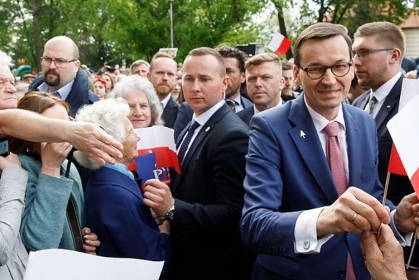 غضب- إسرائيلي يبصق على سفير بولندا