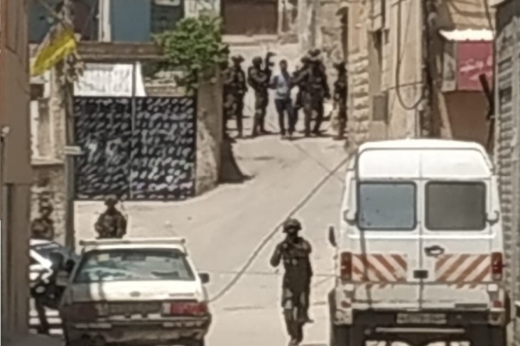 قوات خاصة إسرائيلية تعتقل شابا جنوب نابلس