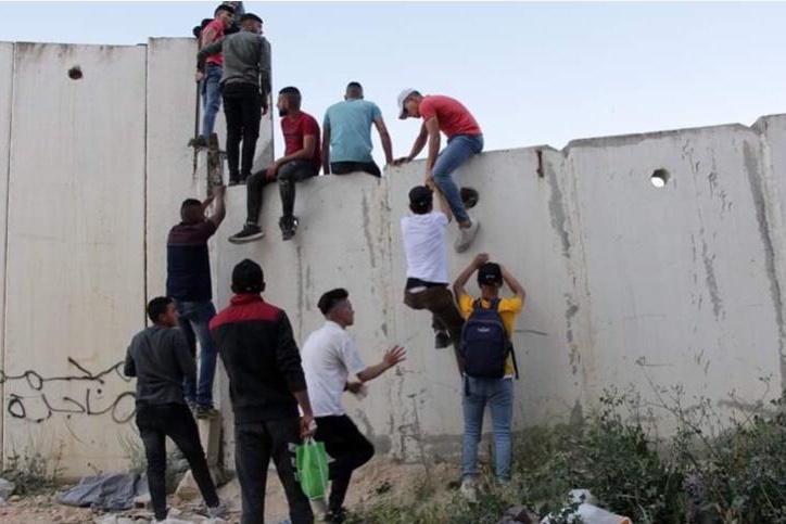 الاحتلال يعتقل عددا من الشبان خلال محاولتهم الوصول للاقصى