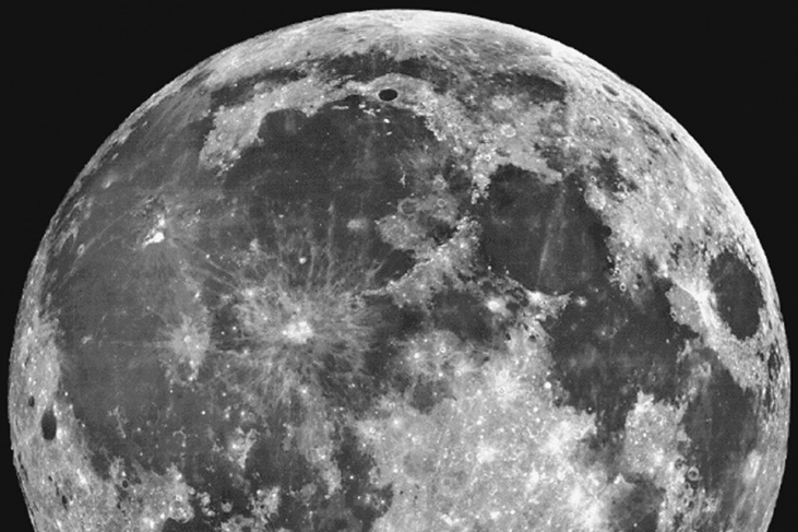 حل لغز المادة الغريبة على القمر