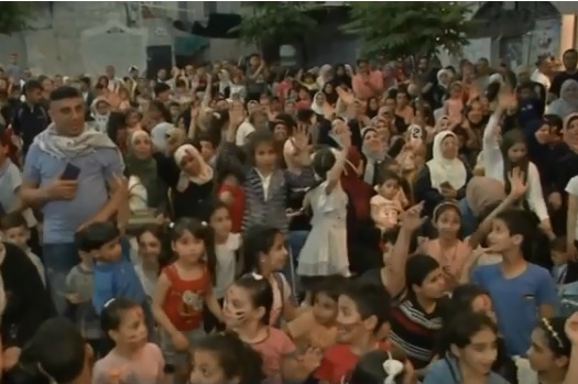 آلاف المواطنين يحتفلون بمهرجان &quot;السوق نازل&quot; في نابلس