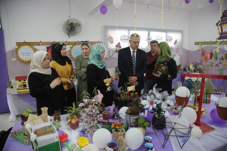 محافظ طولكرم يطلع على زوايا معرض &quot;فوانيس بيئية&quot; في مدرسة عزبة شوفة