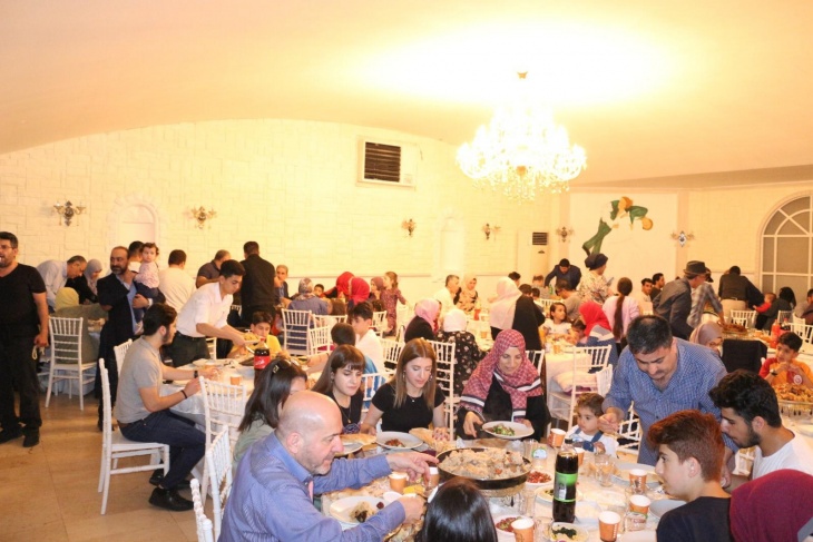 الجالية في اسطنبول تنظم افطار المقلوبة السنوي