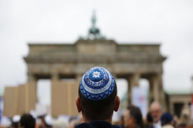 توصية ليهود ألمانيا بعدم ارتداء القلنسوة