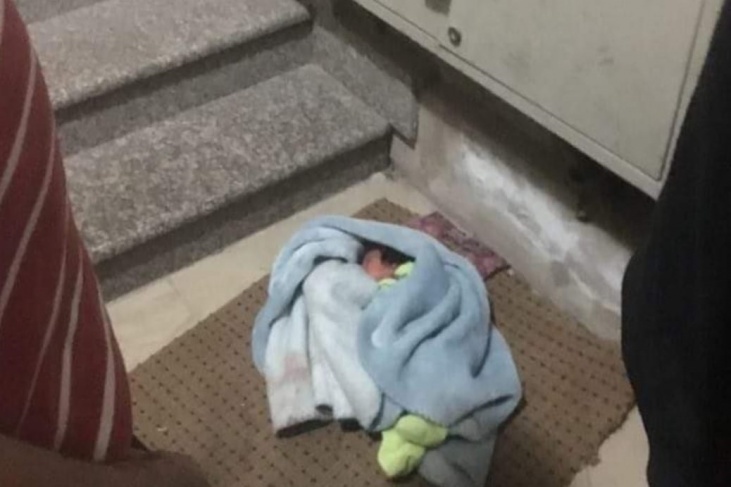 العثور على رضيعة امام بناية سكنية بالخليل