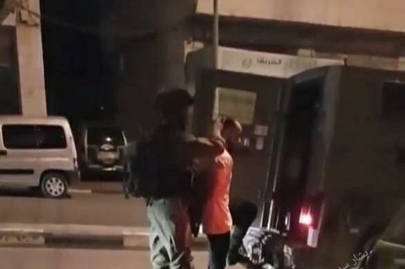 الاحتلال يداهم بيت أمر ويعتقل اسيرا سابقا وطفلا