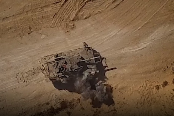 بالفيديو: طائرة لسرايا القدس تقصف دبابة إسرائيلية