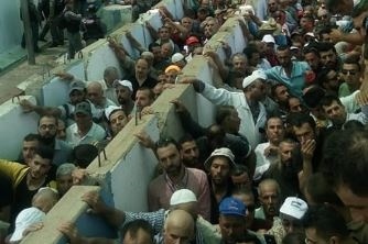 &lt;div&gt;صورة وتعليق: &lt;/div&gt;صورة من حاجز بيت لحم للمصلين اثناء التوافد إلى المسجد الاقصى