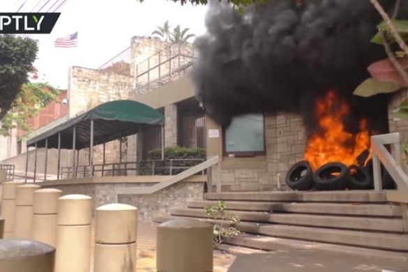 محتجون يضرمون النار في السفارة الأمريكية بهندوراس