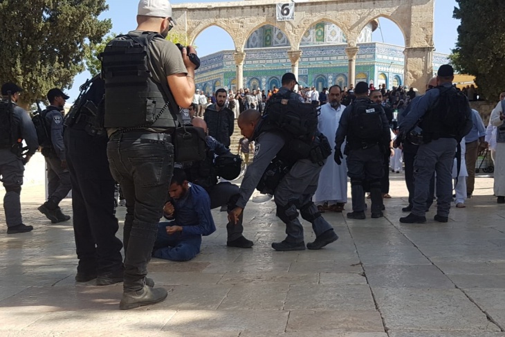 الاحتلال يعتقل 3 شبان بعد اقتحام الاقصى