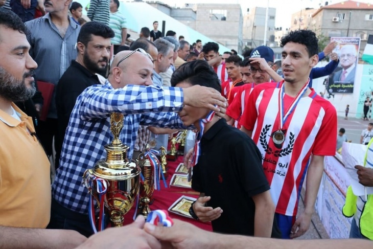 ابو هولي يختتم بطولة شهداء المغازي الرمضانية الخامسة لكرة القدم