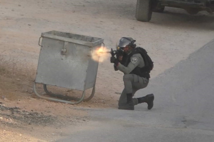 الاحتلال يهاجم بيت امر بقنابل الغاز ويصادر مركبتين