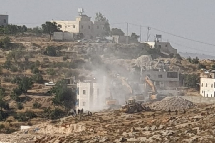 قوات الاحتلال تهدم منزلا في الخليل (صور)