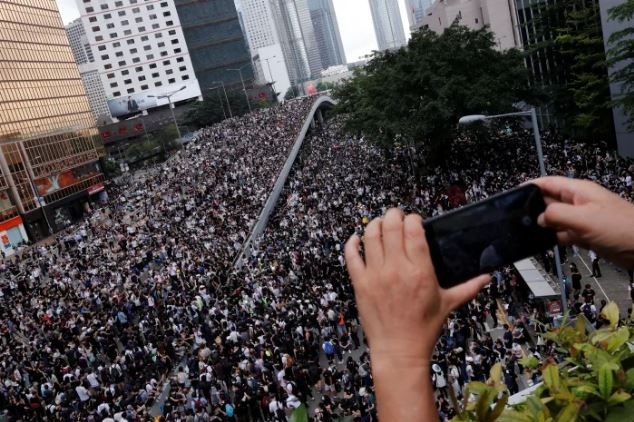 تظاهرات حاشدة في هونغ كونغ احتجاجا على تعديل قانون تسليم المجرمين