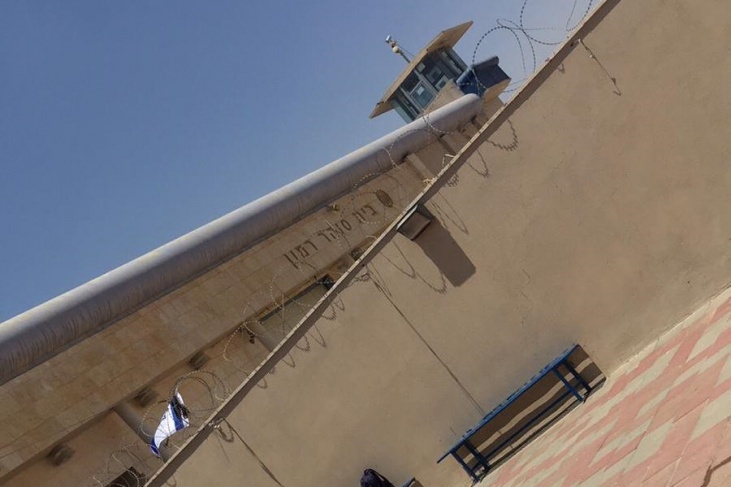 رصد 4 حالات مرضية تقبع في سجون الاحتلال