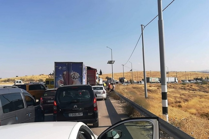 الاحتلال يعطل حركة المواطنين على حاجز &quot;الكونتينر&quot;