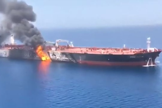 أول فيديو من الجو لناقلتي النفط في خليج عمان