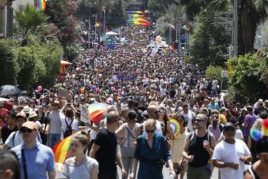 الالاف يشاركون بمسيرة المثليين في تل ابيب