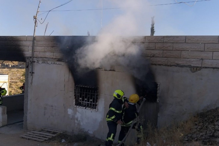 الدفاع المدني يخمد حرائق بمنازل ومركبة في يطا