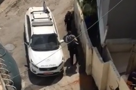 (شاهد) شرطة الاحتلال تعتدي على مواطنين