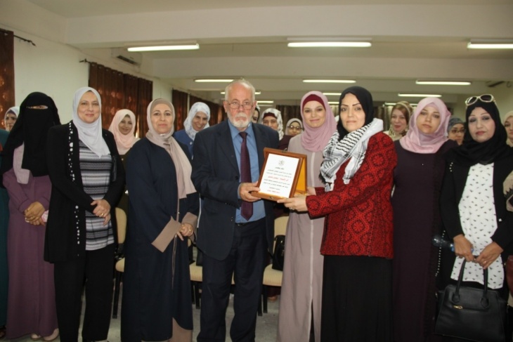 وزير الثقافة يكرم الفائزين بجائزة &quot;لندعها تضيء للفن التشكيلي&quot;