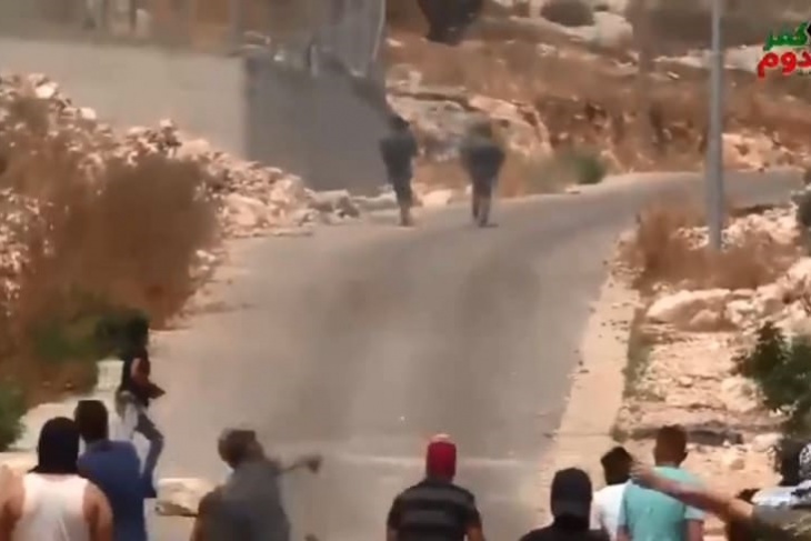 شاهد- نشر فيديو يظهر جنود الاحتلال يفرون أمام الحجارة