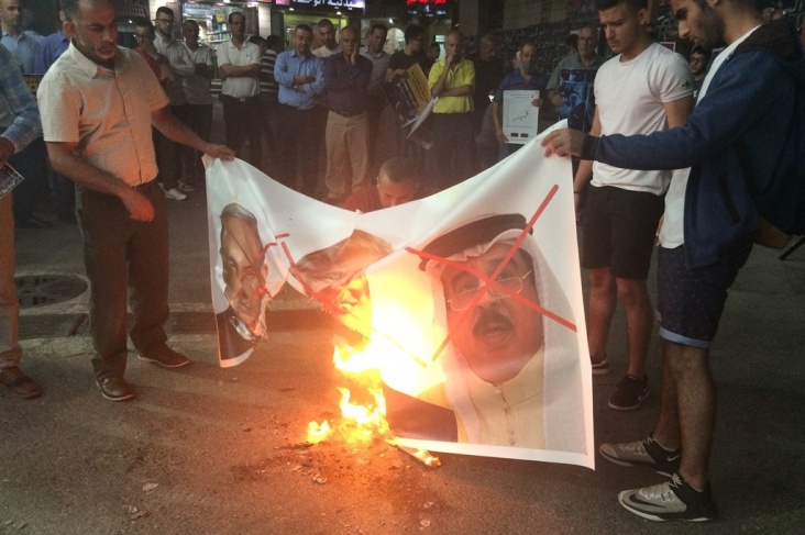 احراق صور ملك البحرين في مخيم الدهيشة