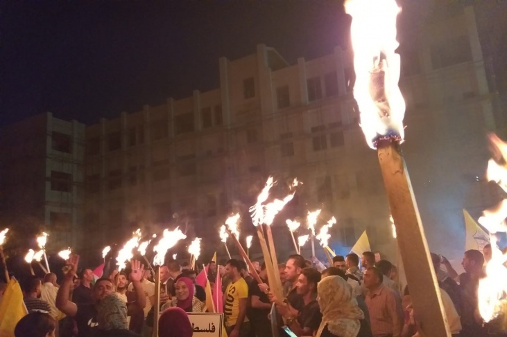 الخليل- مسيرة مشاعل رفضا لورشة البحرين