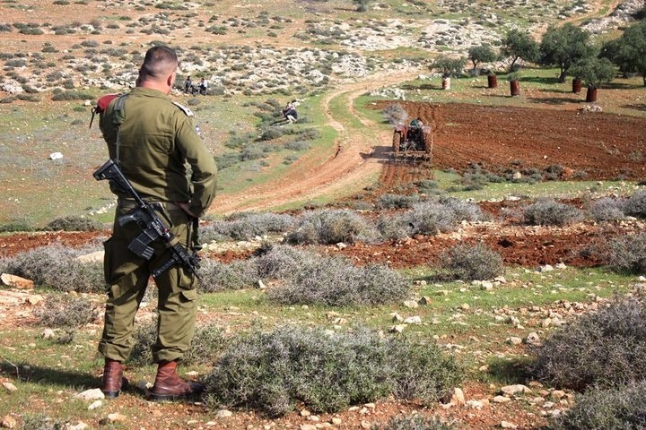 الاحتلال يوقف شق طريق غرب بيت لحم