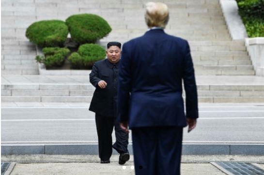 لأول مرة رئيس أمريكي يدخل اراضي كوريا الشمالية