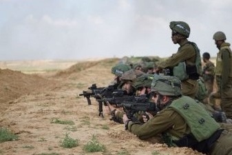 الاحتلال يطلق النار على مرصد للمقاومة شرق خانيونس