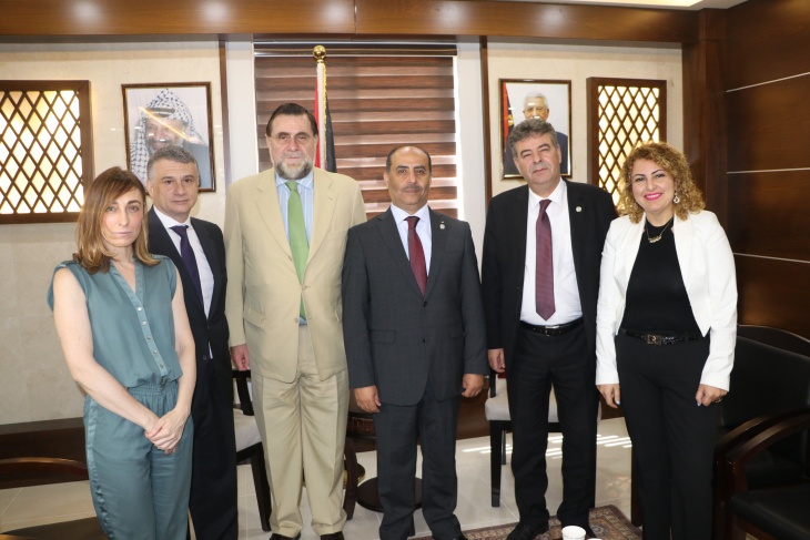 وزير الزراعة يبحث مع القنصل الاسباني التعاون