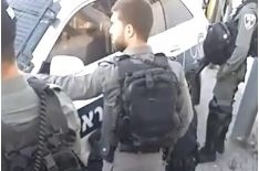 فيديو- قوات الاحتلال تعتدي بالضرب على شاب وتعتقله