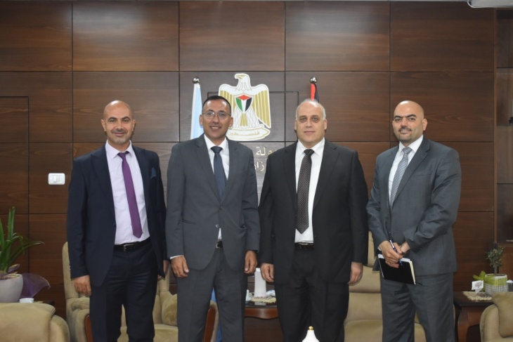 الوزير أبو جيش وممثل التعاون الإسلامي يبحثان سبل التعاون