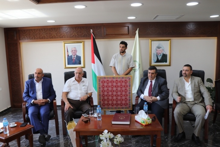 سلمان يستقبل وفدا من أبناء المحافظة المغتربين