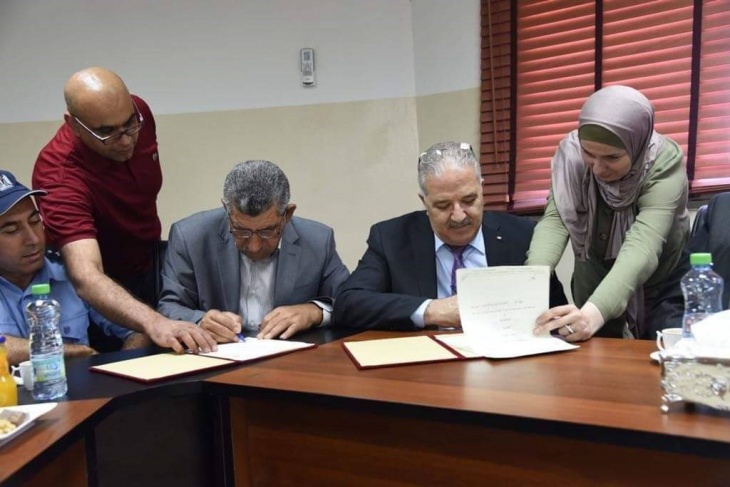 وزير النقل يُتوج جولته في الخليل بتوقيع إتفاقية مع بلدية دورا