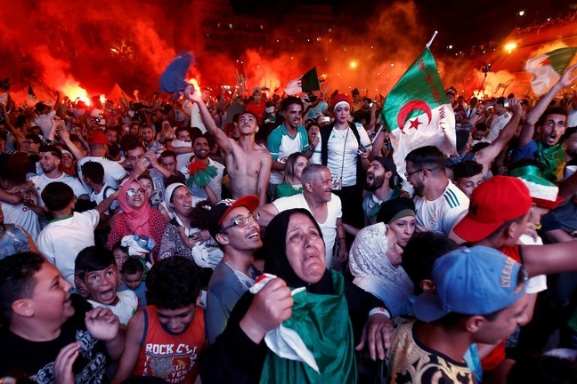 مقتل وإصابة 12 جزائريا بحادث عقب احتفالاتهم بفوز منتخبهم