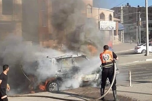 مواطن يحرق سيارته بسبب مخالفة بغزة