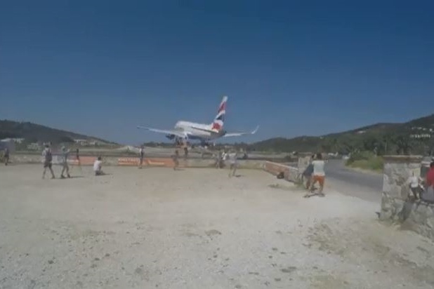 بالفيديو.. هبوط مرعب لطائرة بريطانية فوق رؤوس السائحين
