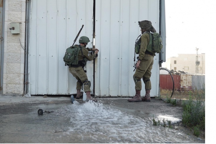 قوات الاحتلال تعتقل 29 وتصادر شاحنات لنقل المياه في الخليل