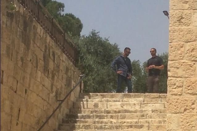 فيديو- مخابرات الاحتلال تتمركز عند مدخل مصلى باب الرحمة