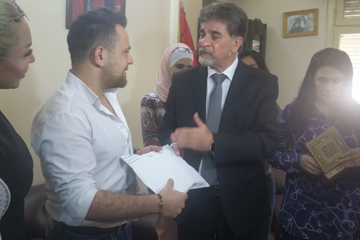 السفير عبد الهادي يكرم الفنان العربي السوري يحيى جسار