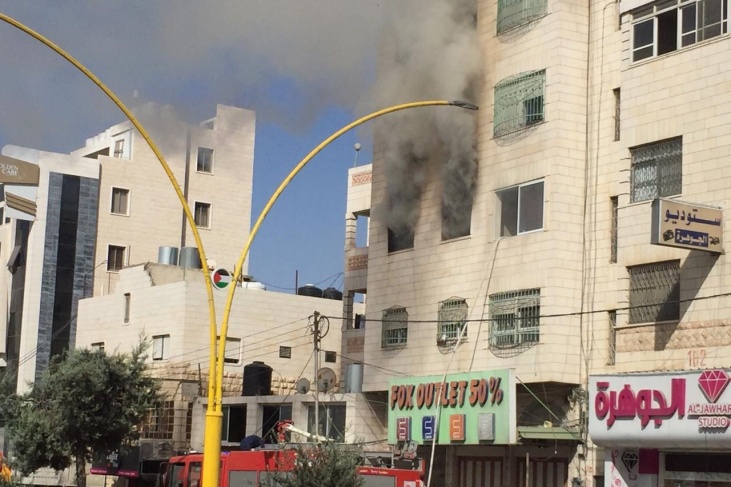 الخليل: حريق في محل للاحذية والشرطة توقف 5 مركبات