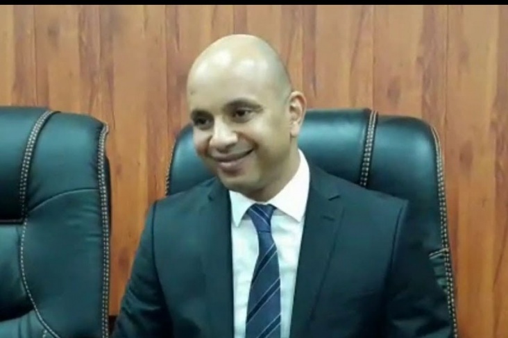وزير الشباب والرياضة الجزائري يهدي كأس افريقيا لفلسطين