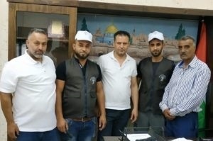 المكتب الوطني للدفاع عن الأرض يوزع تجهيزات حراسة لقرى سلفيت