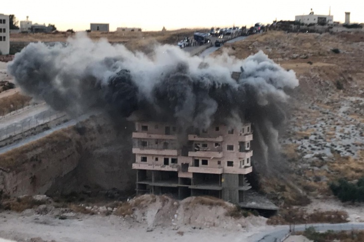 فيديو- الاحتلال يفجر بناية سكنية في واد الحمص