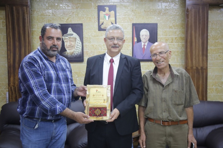مركز واصل يقدم درعا تكريميا لمحافظ طولكرم