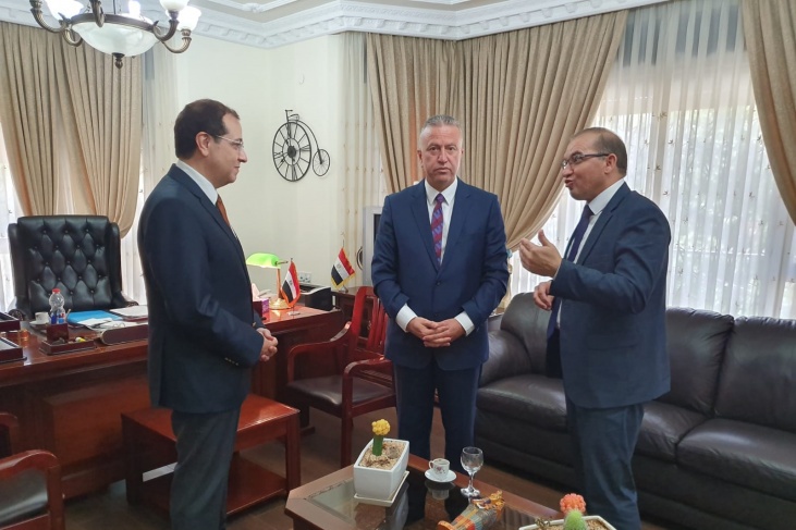السفير المصري يلتقي وفد اتحاد الصناعات البلاستيكية